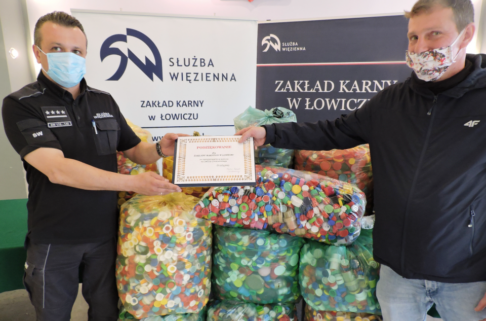 Sto pięćdziesiąt kilogramów plastikowego szczęścia od funkcjonariuszy Zakładu Karnego w Łowiczu