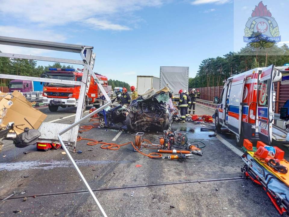 Karambol na autostradzie A2, kilka osób rannych. Droga jest zablokowana