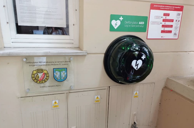 Na ścianie Urzędu Miejskiego w Łowiczu pojawił się defibrylator AED
