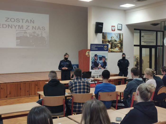 O zawodzie policjanta z uczniami II LO w Łowiczu