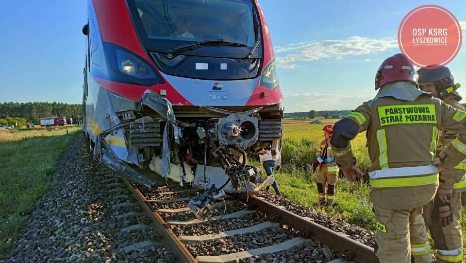 Wypadek w gminie Łyszkowice. Ciężarówka zderzyła się z pociągiem
