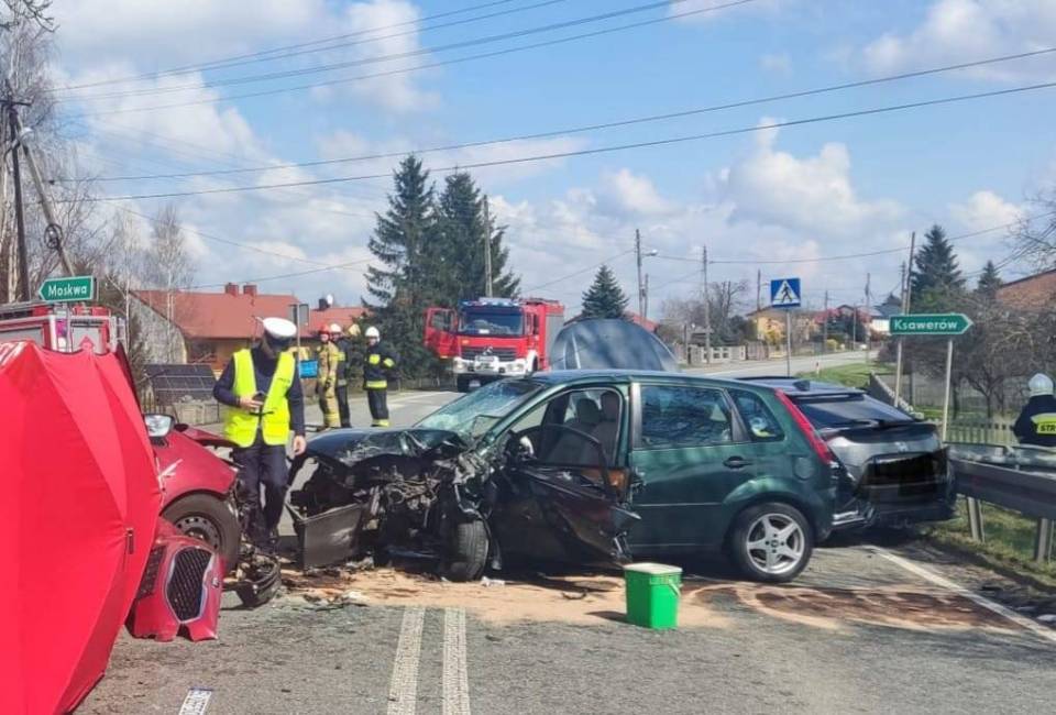 Tragiczny wypadek na DK72, zderzyło się kilka aut. Jedna osoba nie żyje