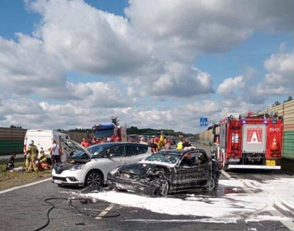 Dwa wypadki na autostradzie A2, kilka osób rannych. Droga jest zablokowana