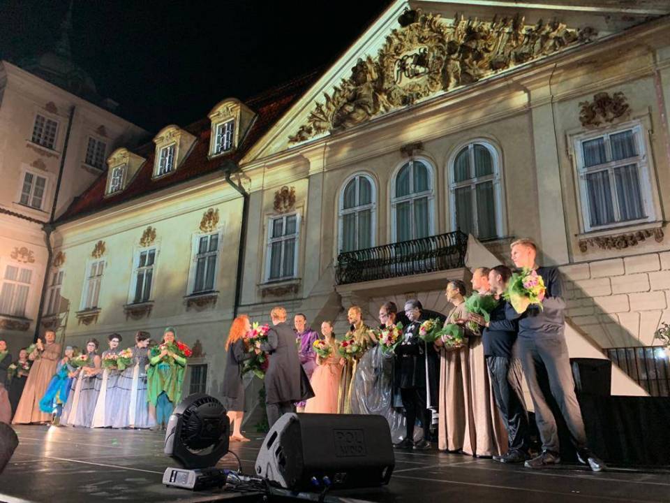 Opera "Czarodziejski Flet" w Nieborowie. Na widowni zasiadły tłumy osób
