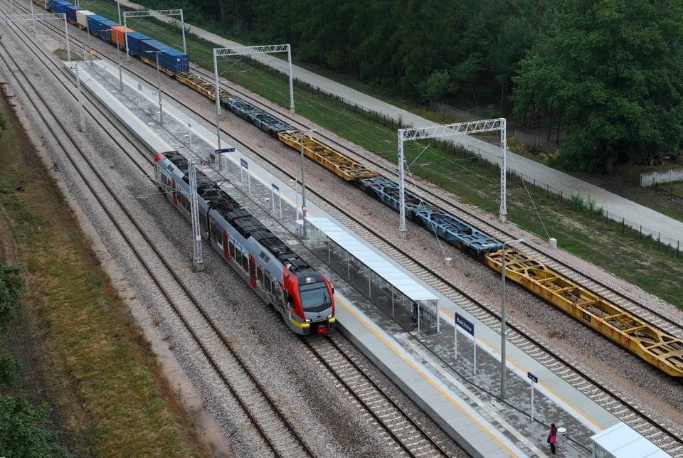csm_Stacja_Belchow__pociag_LKA_przy_peronie__pasazerowie__fot._Pawel_Mieszkowski_PLK_722ceb064f